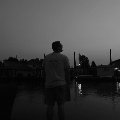 Love playing Fortnite,call of duty,playing Xbox with friends!! https://t.co/qNIiOz1JS8 is my twitch follow it I’m 20 years old