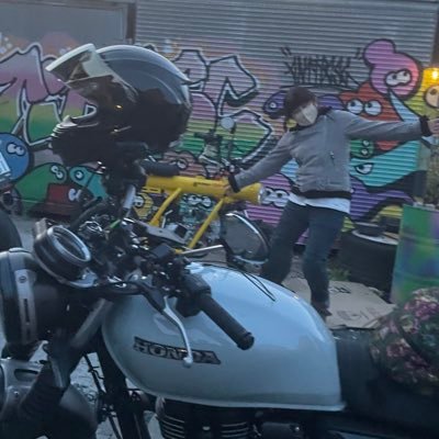 saofuji's profile picture. 食べるに寄り添うバイク乗りDH🦷富士山麓に3羽のオカメ、柴犬🐕と暮らす。神社仏閣、ペンギン、キモノ、カフェ、おバイク、サウナなど。 50cc黄色カブヌシ。2023/12/18GB350S納車！ antibcsc激推し！配偶者と3人息子(成人済み)あり🏍️🏍️