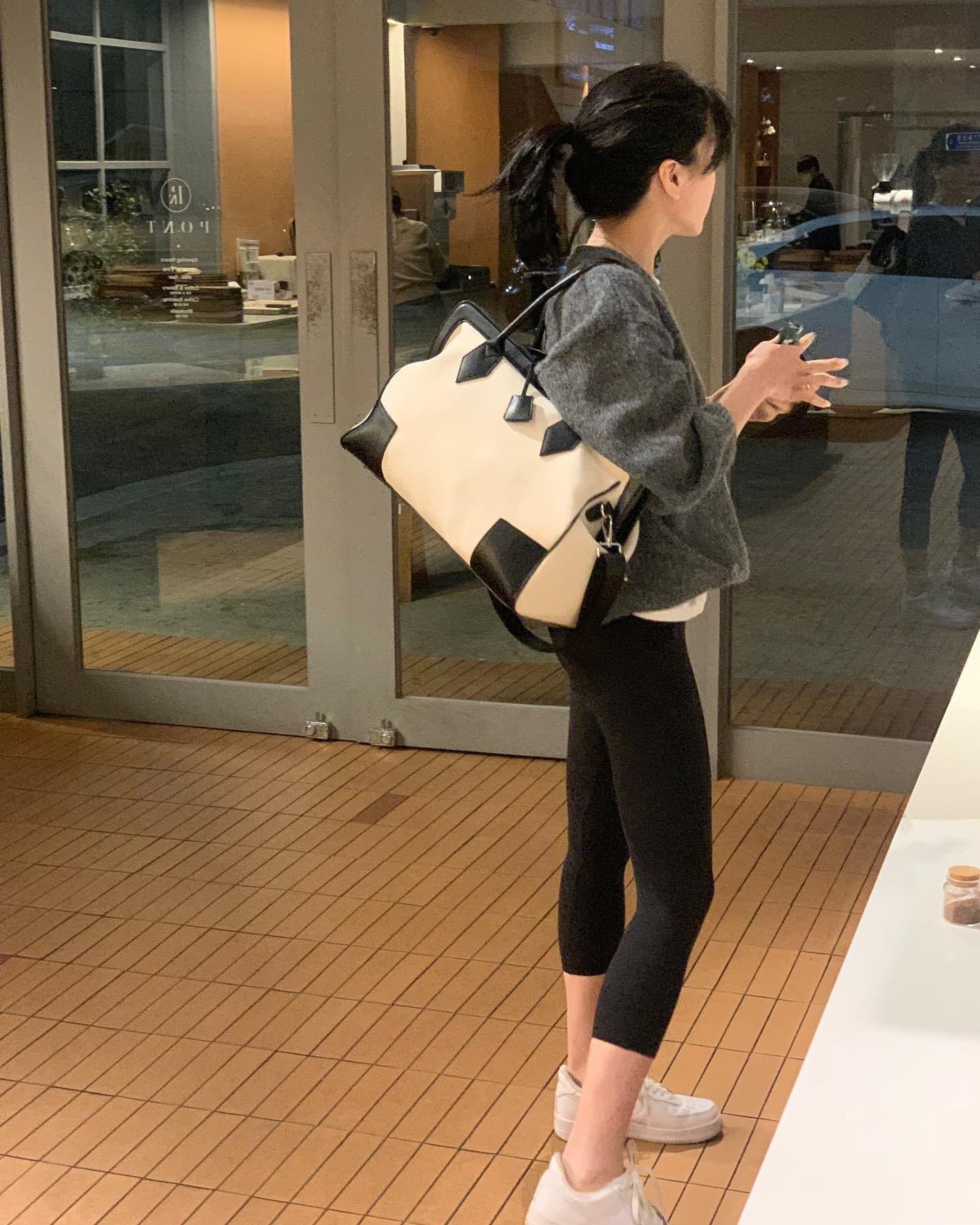 Passionate thinker, book enthusiast. Seeking meaningful connections. Let's dive into deep conversations! 📚✨