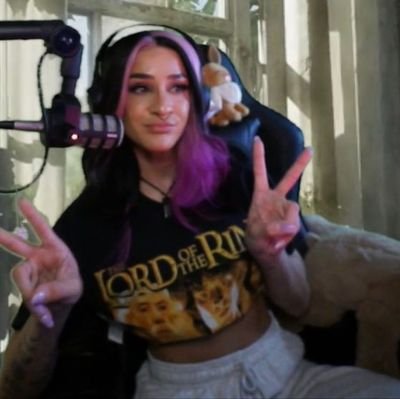 Ariannajette_'s profile picture. here is a couple things to know about I like to play video games Im very social sometimes I get along with most people and supporting @imkingkota