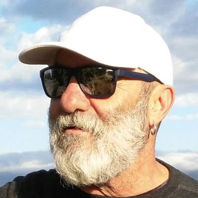 Licenciado en Derecho, ex funcionario de Administración Local y rojo no porque la bicicleta es mía.