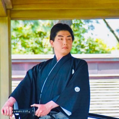 「藤尾流舞踊会」会員。藤尾 寛寿(ふじお かんじゅ)と申します。新潟県上越市にて剣詩舞の修行中! 舞台の衣装や小道具製作も行っています。
