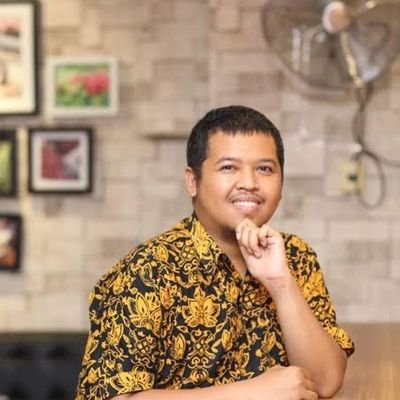 Pejalan kreatif. Penulis buku: Phi (Shiramedia), Sejumlah Pertanyaan tentang Cinta (Elex) , Simbiosa Alina (GPU) . Bloger. Banda Aceh. Ex Rakyat Citayam.
