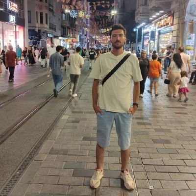 M3RG0's profile picture. Vücudumdaki dikiş sayısını artık bilmiyorum. Hayatımı diktiler. Oysa yırtmak için çok uğraşmıştım...