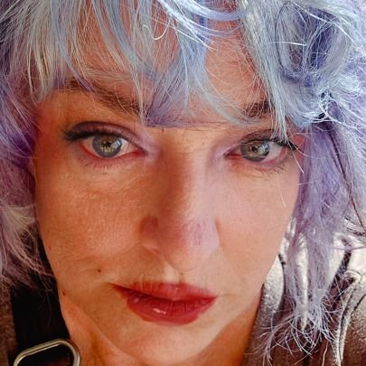 CMO enolve, artist: performance, poetry, upcycle design. Sociologist, Futurist. CC0 Maxi. Passion for vintage fashion, and sustainability!