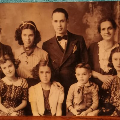 lowkeyleftie's profile picture. 