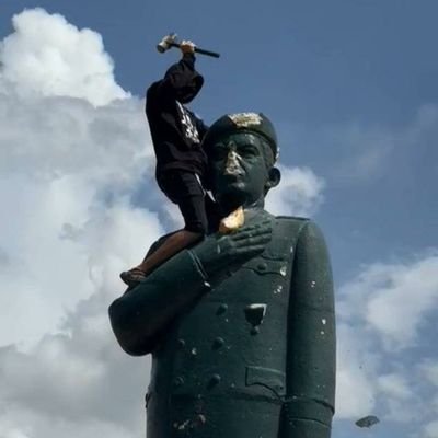 nef_code's profile picture. sin más