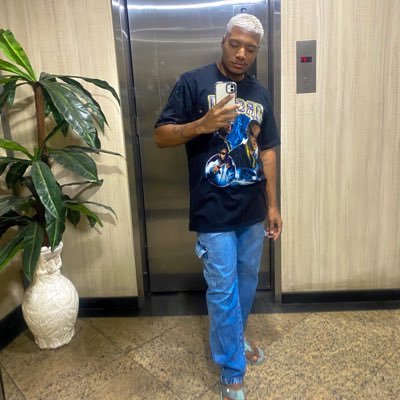 theussbomfim's profile picture. Libriano estranho