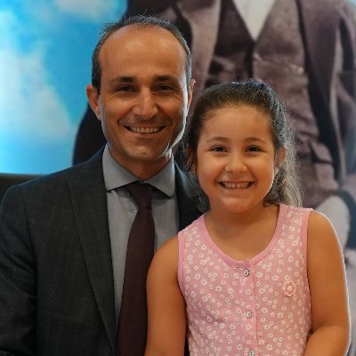 Bir ağaç, bir böcek, bir kedi, bir köpek ya da herhangi bir canlı gibi bu gezegende var olmuş kendi dünyasında bir can.
Evli, kız babası.