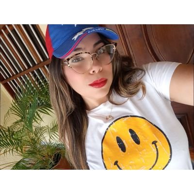26♋️ Venezolana. Amante de la vida y de los perros.