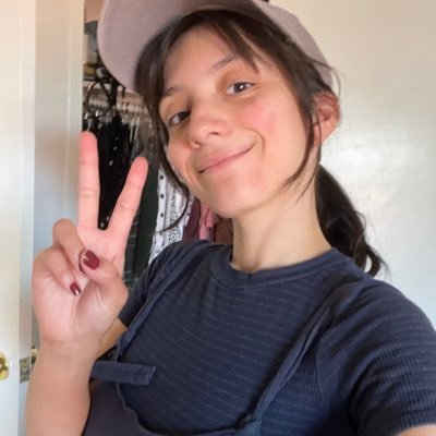 twitchyarauz's profile picture. mom life 😚✌🏼 bimbo energy 💅🏻