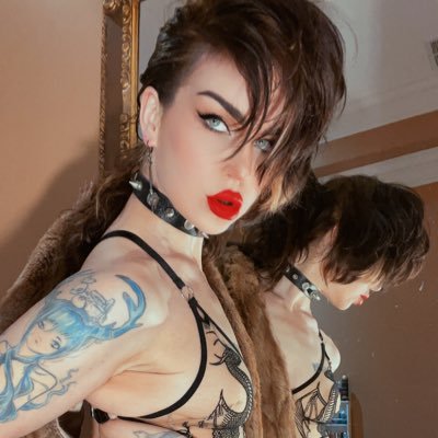 Shapeshifter from another realm exploring this strange world & experimenting with my human form in whatever ways spark joy ✨ 🚫DMs 4 🆓 | twin: @evilpriscilla