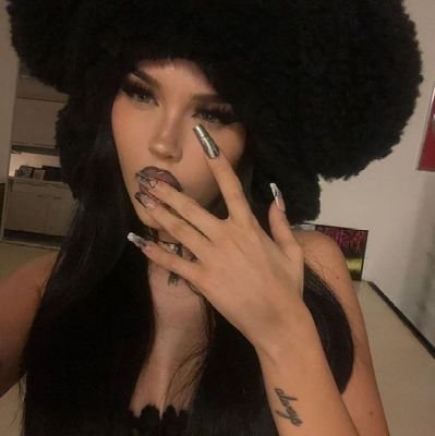 ⋆♱⋆ ☾ ₊ With each tap of her fingers, a treasure trove of top-notch apps and polished features unfolds. 𓊆ྀི ཐི❤︎ཋྀ𓊇ྀི https://t.co/688TDyQ2fB