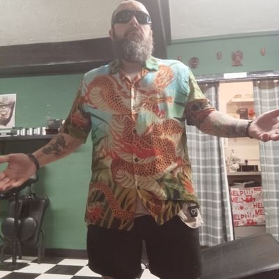 A furry faced ,cat loving, Liverpool supporting, walking dead nerd who loves a good snuggle up 😉 Kent tattooist