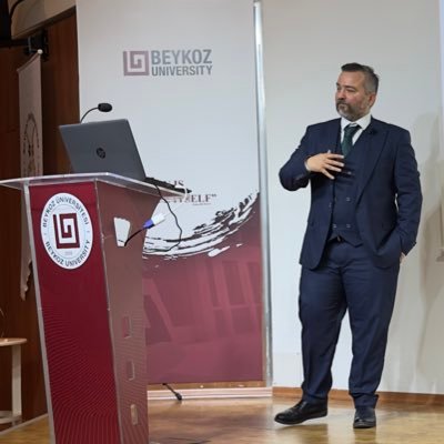 Öküz olman değil Öküz kalman senin suçun. Yarın ölecek gibi istediğinizi yapın ama cenazeniz kalabalık olması için insanlara davranın