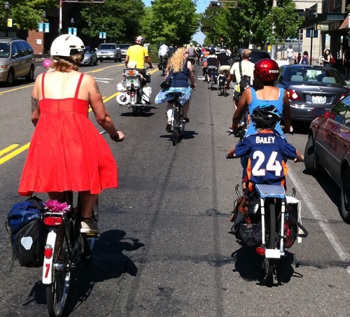 Advocating for safe, comfortable, and enjoyable places to walk and ride in the Central District and Capitol Hill. A member of the @SNGreenways coalition.