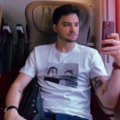 1988 — trᥲρρᥱd ιᥒ @felipeneto'᥉ ᥣ᥆᥎ᥱ
