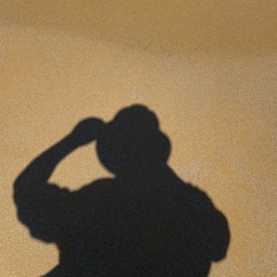 صاحبُ قضية، أحلمُ بوطنٍ حُر وبعالَم طوباوي وشاطئ شديد الزُّرقة