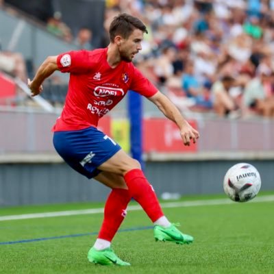 Jugador del UE Sant Andreu. Ex jugador del RCD Espanyol , UE Llagostera , AE Prat , Terrassa FC i UE Olot