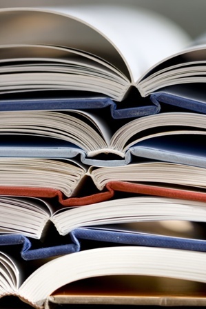 Librarian and researcher; freelance editor, indexer and writer; word fan and apostrophe pedant; collectables hunter chasing old cook books, Aust pottery + more