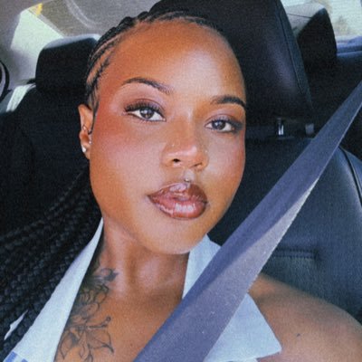 Model | ig: @yasminekiasia__ | Ig: @blessedbody.aesthetics : beauty page 🧖🏾♀️| UNCG Alumna 👩🏾🎓 | ♌️ |