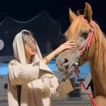 العاشقون لا يغيرون من يعشقون 🫰🏻
(فيسكااااابرسا) ❤️💙 🇪🇸
(العميد ) 💛🖤🇸🇦
(السيب عمره ما يدمع) 💛💚🇴🇲
محبها لبرامج الواقع 🤍