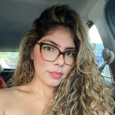 canceriana, mãe da Maria e da Shakira e apaixonada pelo mar.