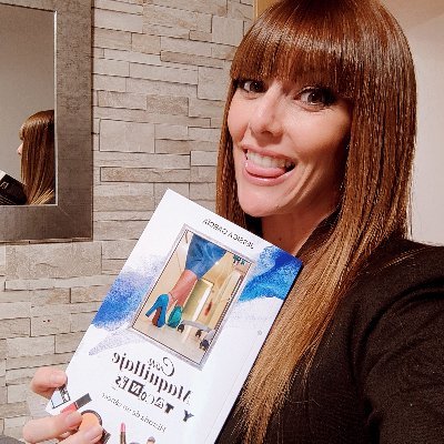 Autora del libro: Con maquillaje y tacones: Historia de un cáncer