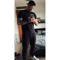 Tom (@tompresents) 's Twitter Profile
