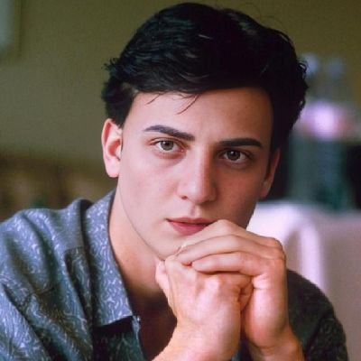 babydontcareme's profile picture. Gözlerimin önünde birbirlerini seviyorlar. Ben işkenceler içinde kıvranırken onların mutluluğundan ölüyorum. (genel)