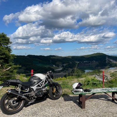 ここ最近距離感覚バグってる者です このバイクを見て「うわっ!、あの人のバイクだ!」っていう感じのバイクを目指しています 一年中メッシュグローブとヘルメットのシールド開けてるのが特徴です #VTR250