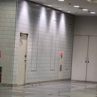 学生 Backroomsすき 最近有線イヤホン気になり始めた