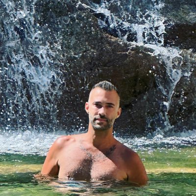 Chanteur et Présentateur de l’émission« Le Reflet du Miroir »