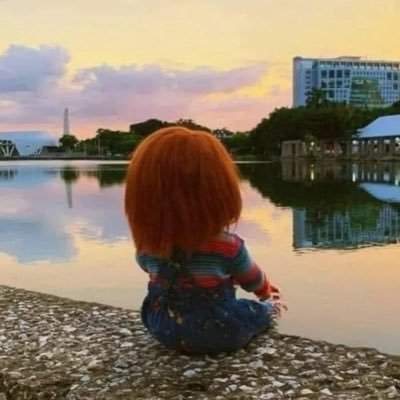 Me sobra quien me odie, pero nunca me falta quien me quiera.. La gente real no tiene muchos amigos solo conoce mucha gente y ya.