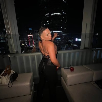 5’1 slim thicc with sum juicy lips