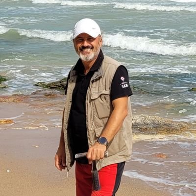 Gülşen ile evli, Beril' in babası, jeoloji bilir.