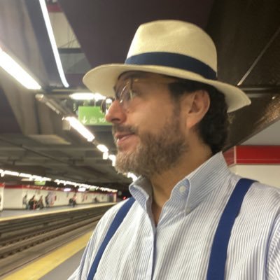 Lector empedernido. Políticamente comprometido. Gatólatra.