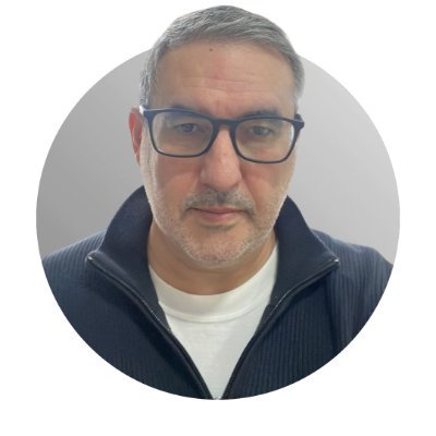 Creativo publicitario especializado en branding, comunicación estratégica, marketing, desarrollo de negocios, formación y gestión de talento.