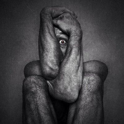 Живу у вільній країні. Вище за все ціную гідність, волю і незалежність. І всім того ж бажаю.