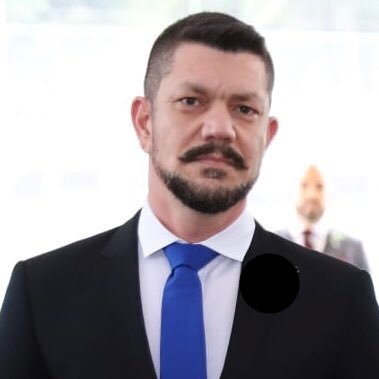 Simplesmente vivendo intensamente, respeitando as pessoas. Viver de modo integro e com prazer é minha filosofia de Vida!