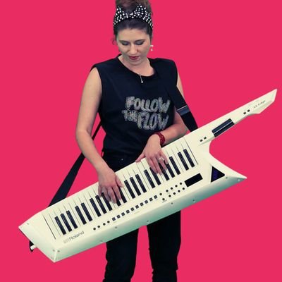 🎹🎤 Parisian-born singer, pianist, keytarist & composer. Discover my first EP in French, English and German that will be released in 2025. Follow for updates.