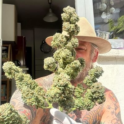 There’s nothing more important than smoking a High quality blunt on a sunny day. Who’s joining me let’s smoke on some loudest 🔥⛽️🇺🇸
