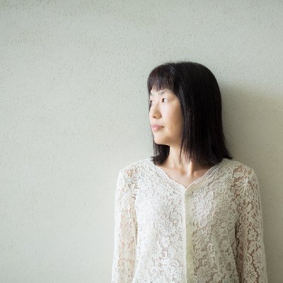 omurayukimi's profile picture. 小説家。新作奮励中。歴史小説やミステリーを主に書いてます。
2026年1月14日『青天の双帆』刊行予定。『緋い川』等著作多数。 2007年『首挽村の殺人』でデビュー。(2011.3.21)  Portrait by 松本伸