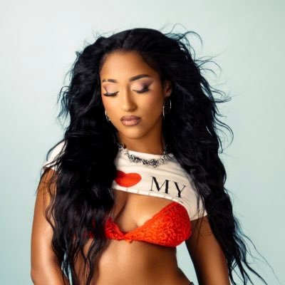Singer-Songwriter 🎼 Stream me on Spotify, Apple Music +++⬇️ Subscribe to My YouTube 🎥 For Bookings: kimani@thenorthstargroup.biz