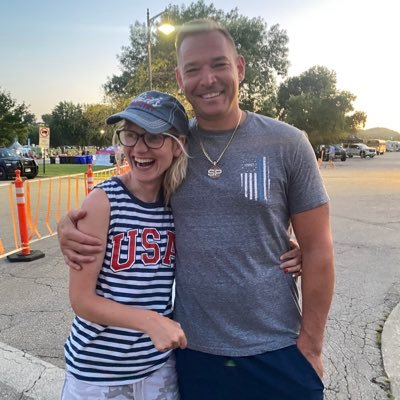 I am huge fan of James Durbin. and American Idol fan. I also hug fan of Lindsey Vonn and Adrian Peterson. i love America 🇺🇸🇺🇸🇺🇸