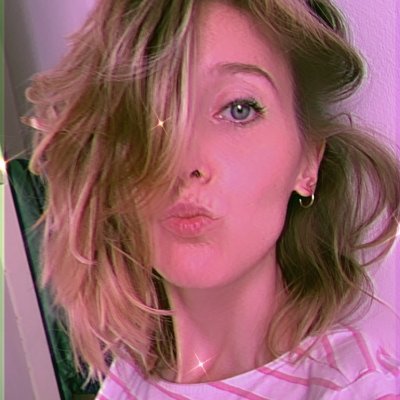 carolellis_'s profile picture. Performs / Writes