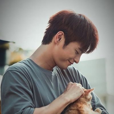 2年前に空から降る1億の星をみて、ソイングクさんにドはまりしてしまいました。演技の素晴らしさと唄う声に魅了されています！sns初心者ですが、宜しくお願いします！