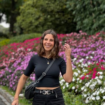 Técnica en Gestión de Empresas //
Me gustaria frenar el tiempo en el preciso instante en que sos feliz. Te amo, María.