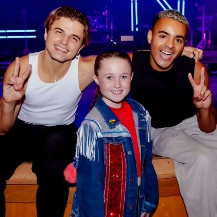 Welcome to Evie Review, where I talk all things musicals & theatre with reviews from a kids view point 🧐
Follow to see my theatre adventures 🎭 as Evie Reviews