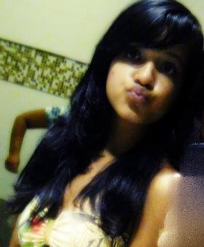 Elα é perfeitα, mαs tem inúmeros defeitos.
Elα fαlα αlto, gritα, dá gαrgαlhαdαs, mas se fαz de tímidα.
Elα é sαntα, mαs sabe provocαr ★